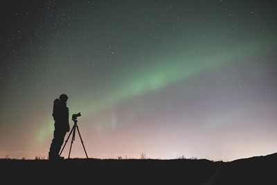 Fotógrafo em uma aurora boreal