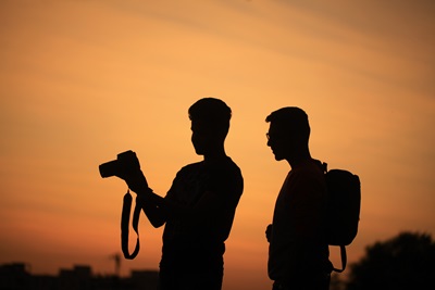 Fotógrafos no pôr do sol